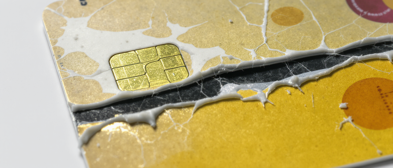 découvrez comment démagnétiser une carte de crédit, les causes courantes de la démagnétisation et nos conseils pratiques pour protéger votre carte et éviter les désagréments lors de vos paiements.